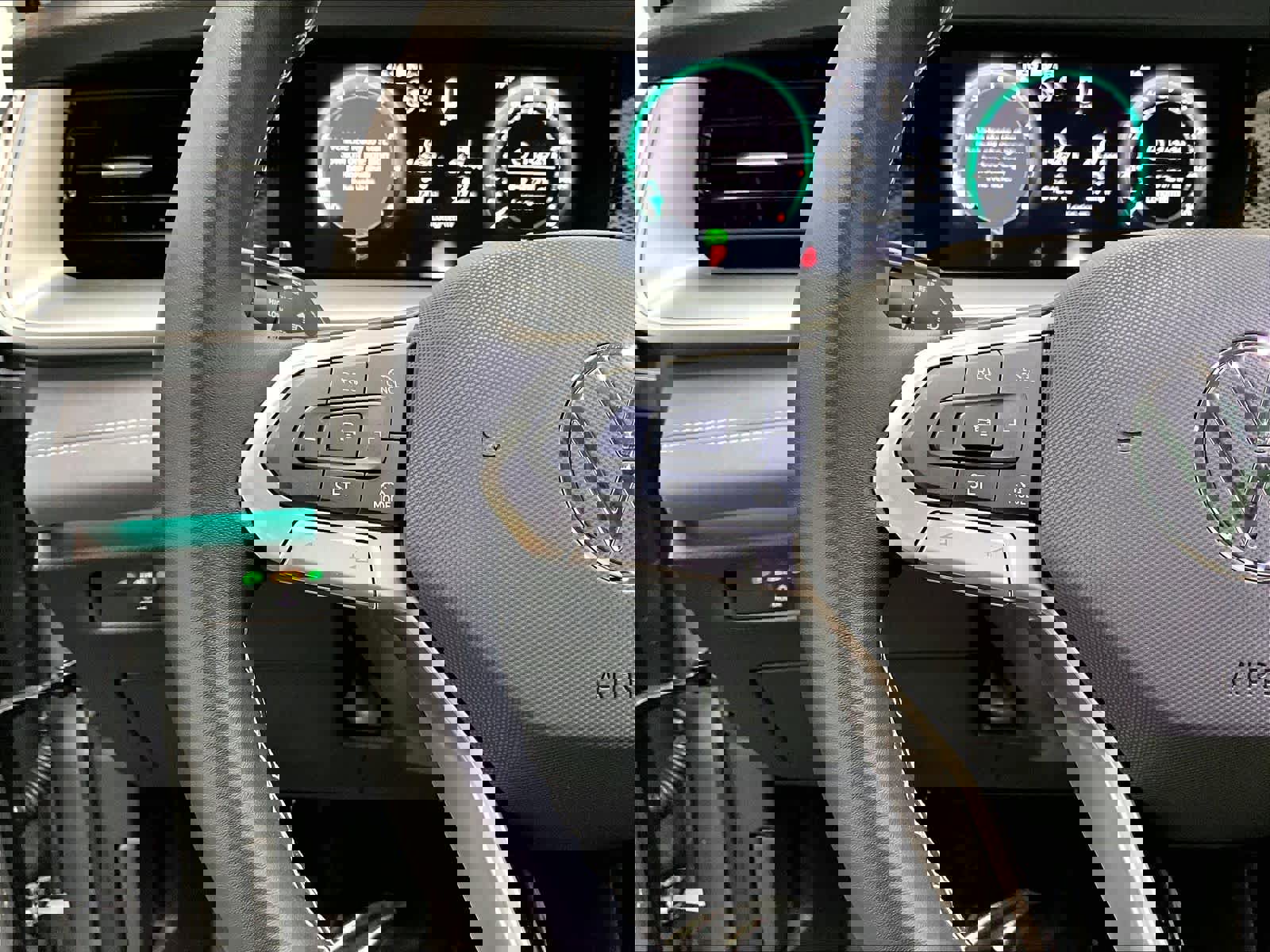 Certified 2025 Volkswagen Tiguan SE w/ Panoramic Sunroof Package image 20