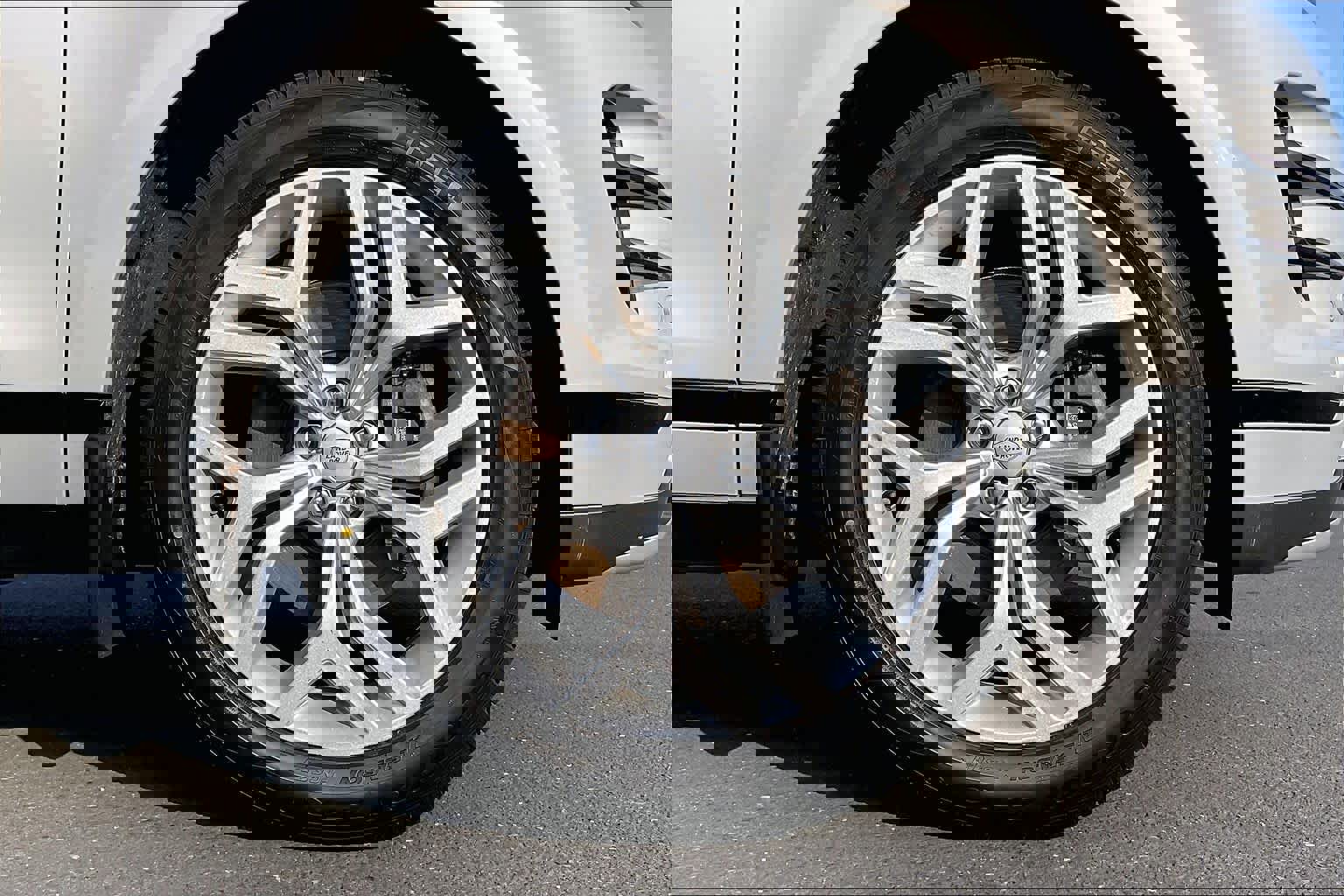 Used 2023 Land Rover Range Rover Evoque R-Dynamic SE image 12