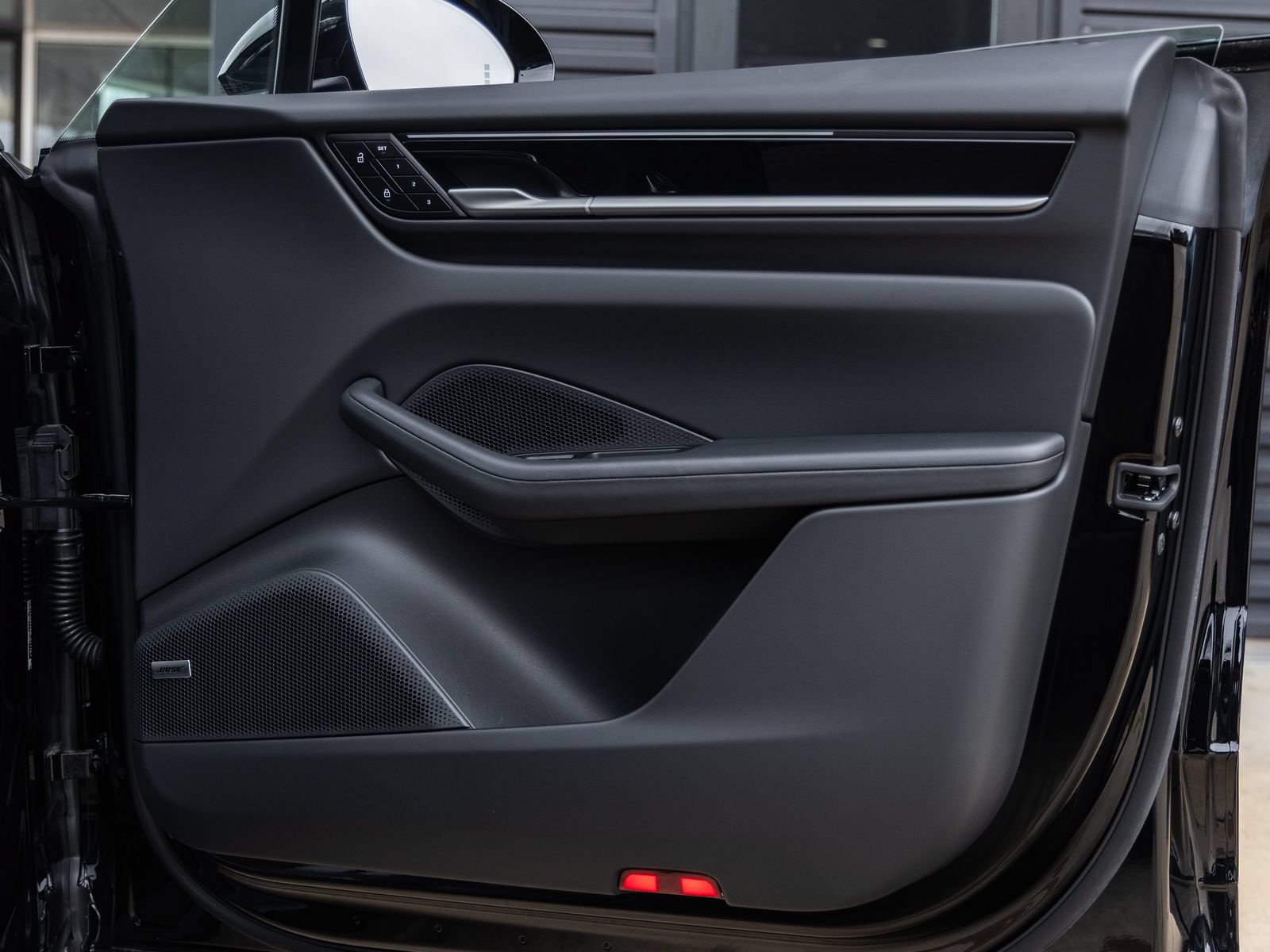 Certified 2025 Porsche Macan Electric RWD image 40
