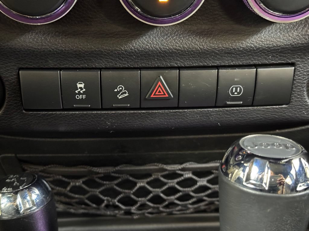 Used 2018 Jeep Wrangler Unlimited Sahara AWD/4WD image 33