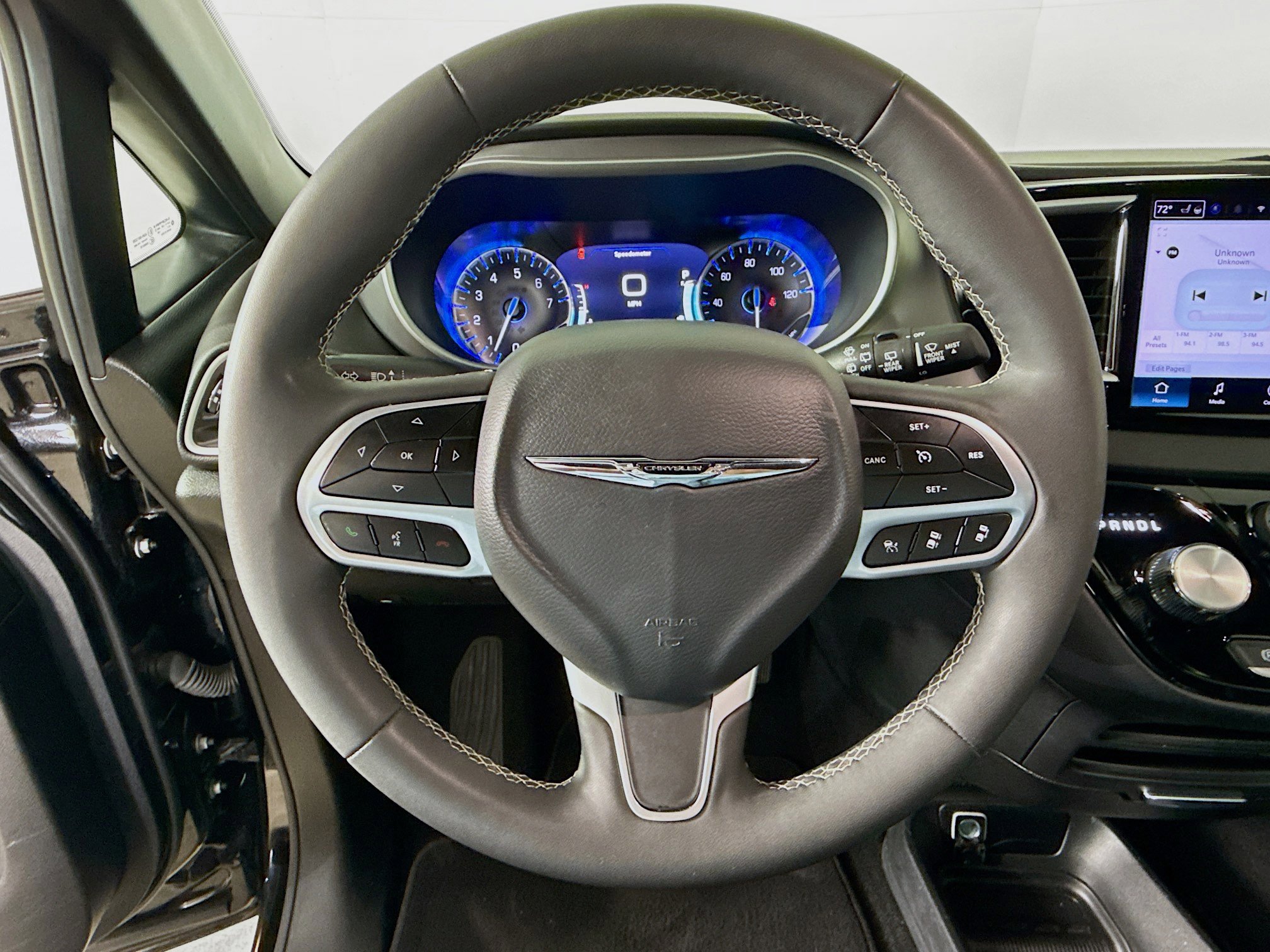 Used 2025 Chrysler Pacifica Select image 11