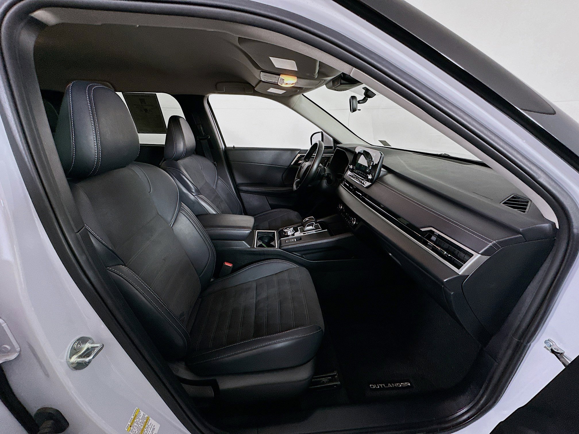 Used 2024 Mitsubishi Outlander SE image 34