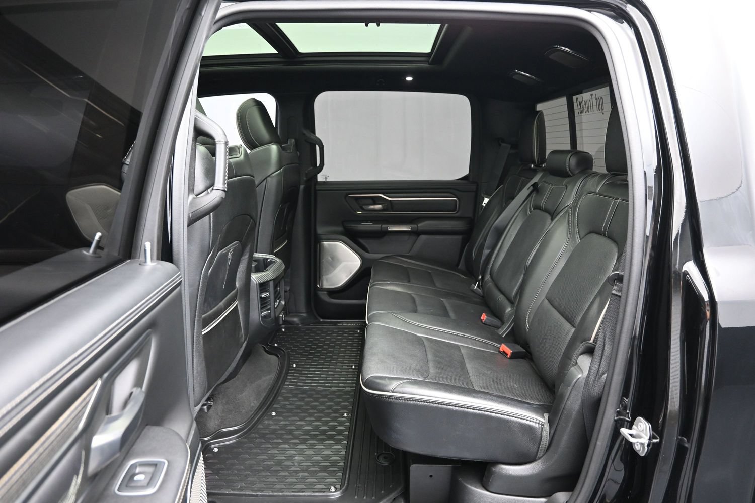 Used 2020 RAM 1500 Limited w/ Black Appearance Package AWD/4WD image 11