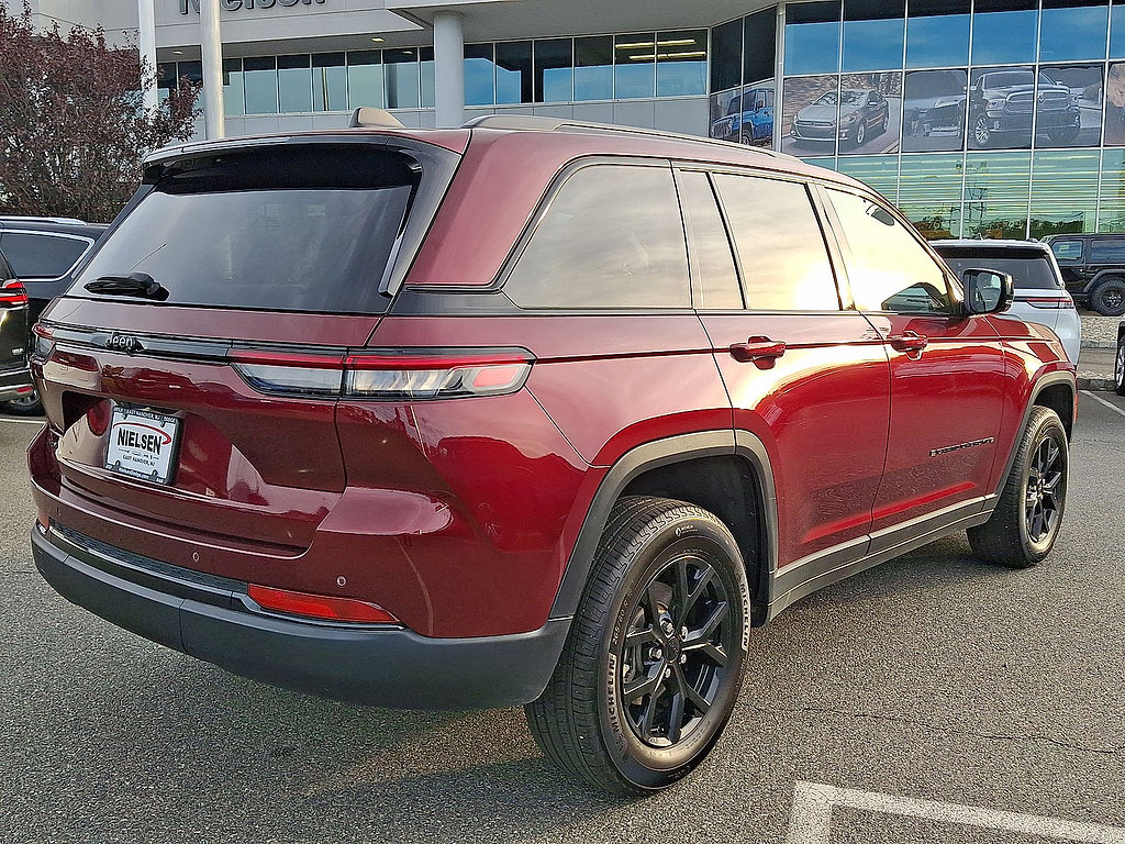 Used 2024 Jeep Grand Cherokee Altitude AWD/4WD image 31