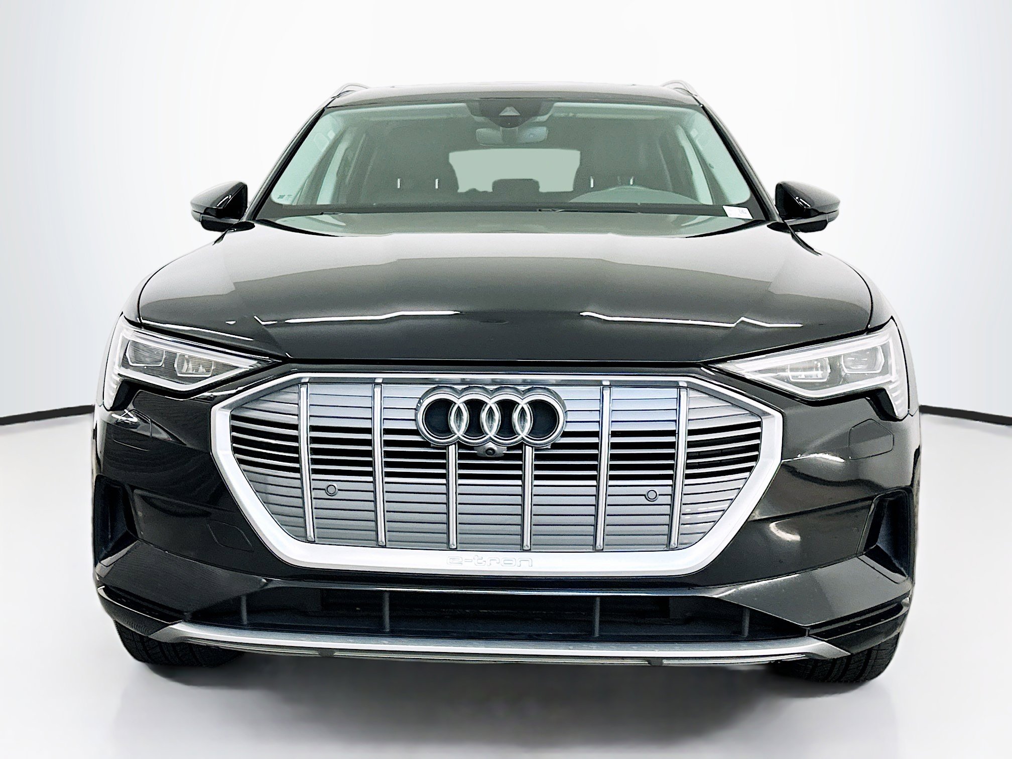 Used 2023 Audi e-tron Premium Plus w/ Premium Plus Package image 2