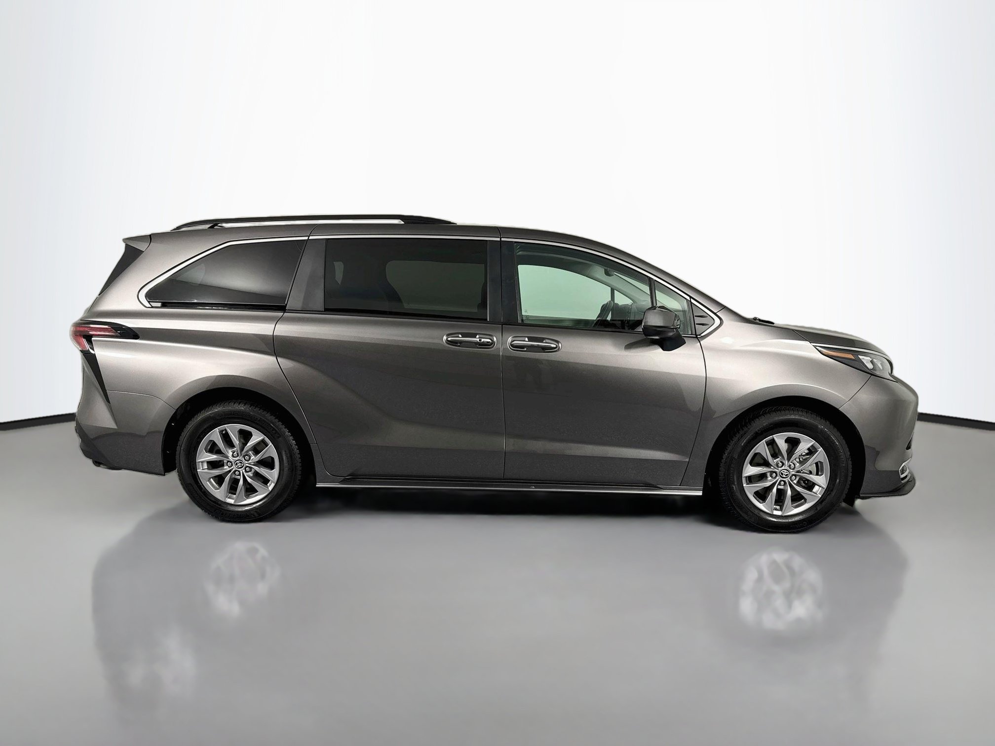 Used 2024 Toyota Sienna XLE w/ XLE Plus Package AWD/4WD image 4