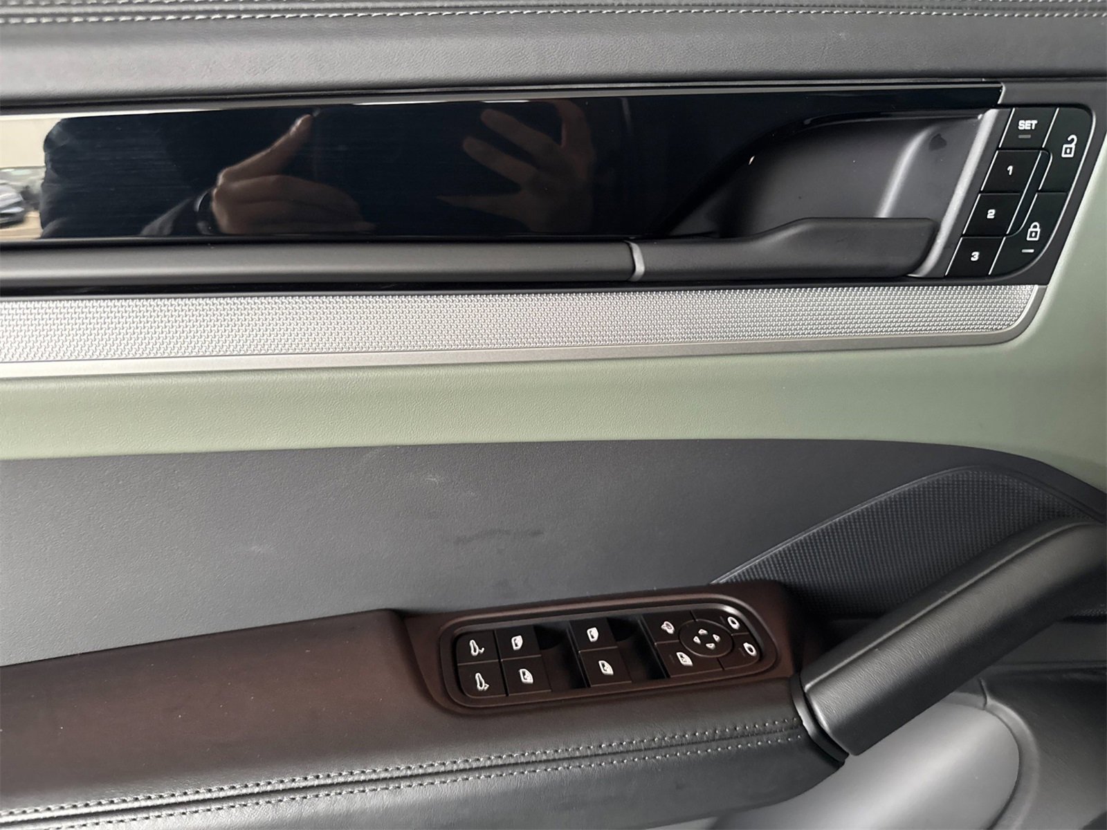 Used 2025 Porsche Cayenne Coupe image 12