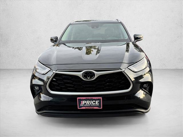 Used 2024 Toyota Highlander XLE image 2
