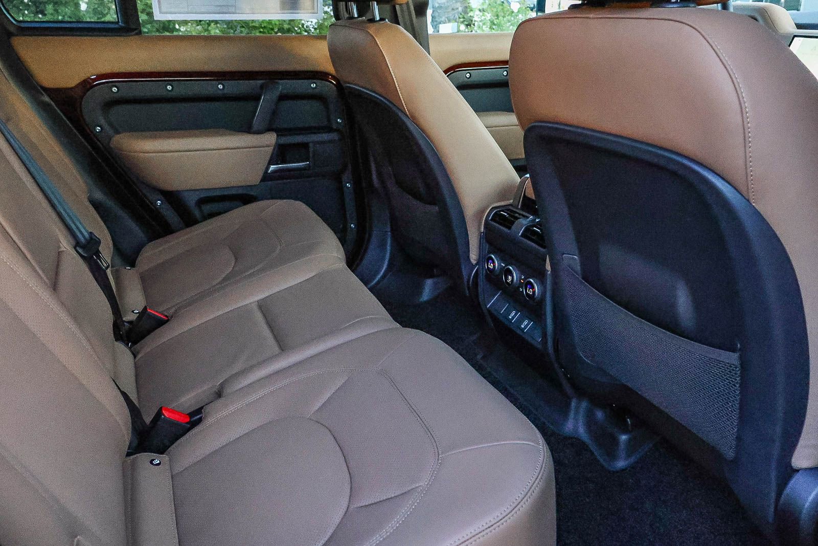 New 2026 Land Rover Defender 130 X-Dynamic SE image 17