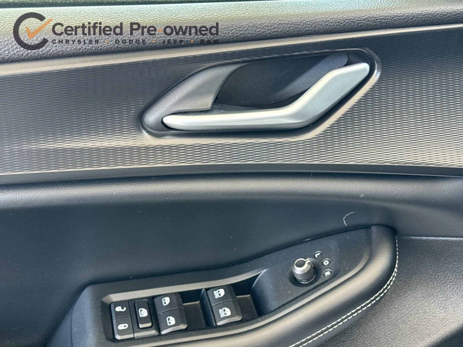 Used 2024 Jeep Grand Cherokee Laredo AWD/4WD image 12
