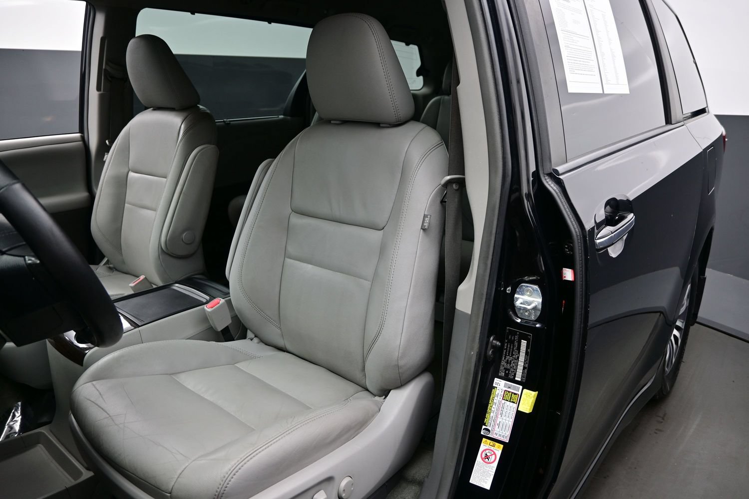 Used 2018 Toyota Sienna XLE Premium w/ Carpet Mat Package FWD image 15