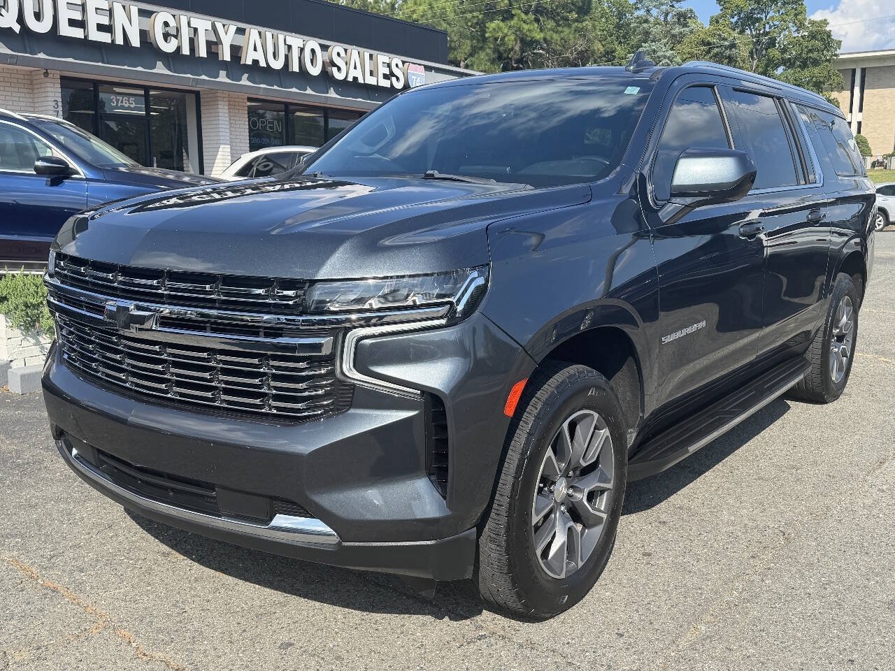 Used 2021 Chevrolet Suburban LT w/ Rear Media and Nav Package AWD/4WD image 2