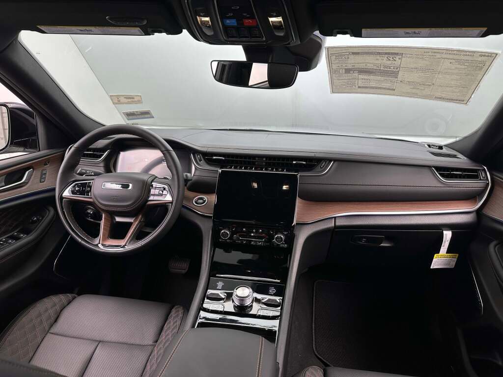 New 2025 Jeep Grand Cherokee Summit w/ Luxury Tech Group V image 21