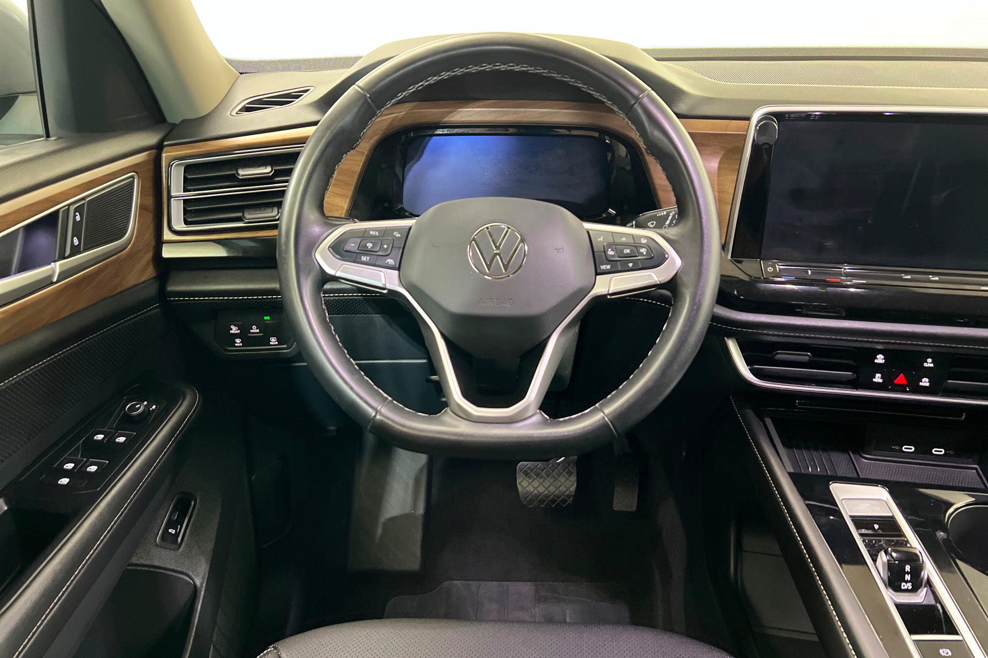 Used 2025 Volkswagen Atlas SE AWD/4WD image 13