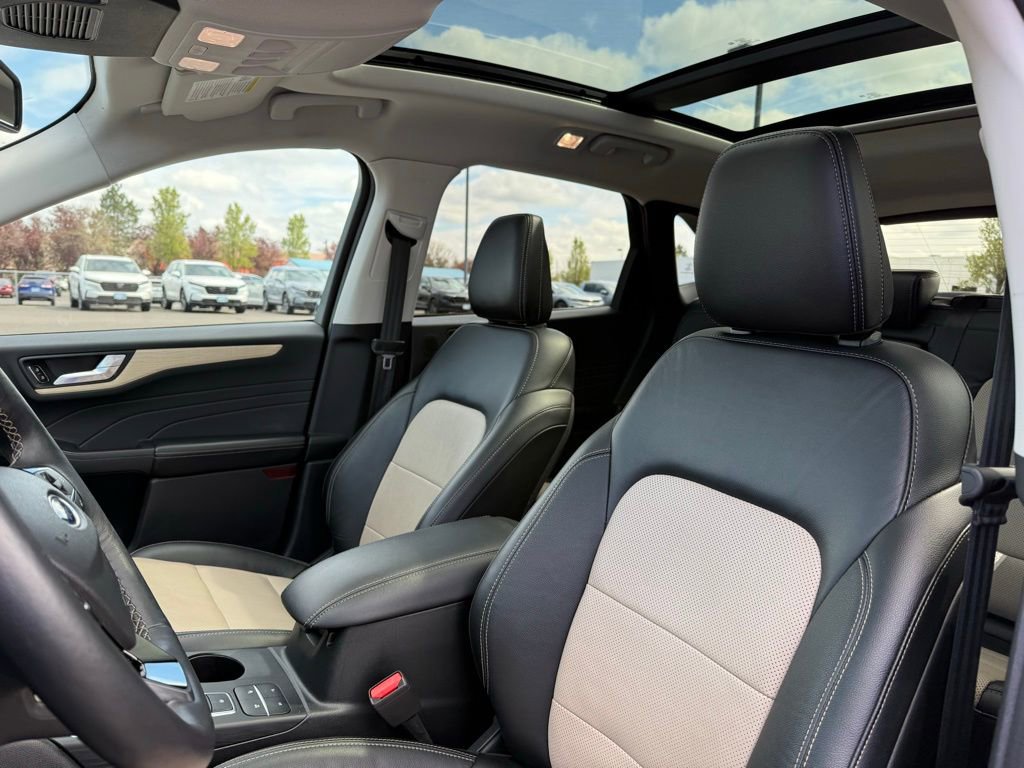 Used 2022 Ford Escape Titanium w/ Titanium Premium Package image 9