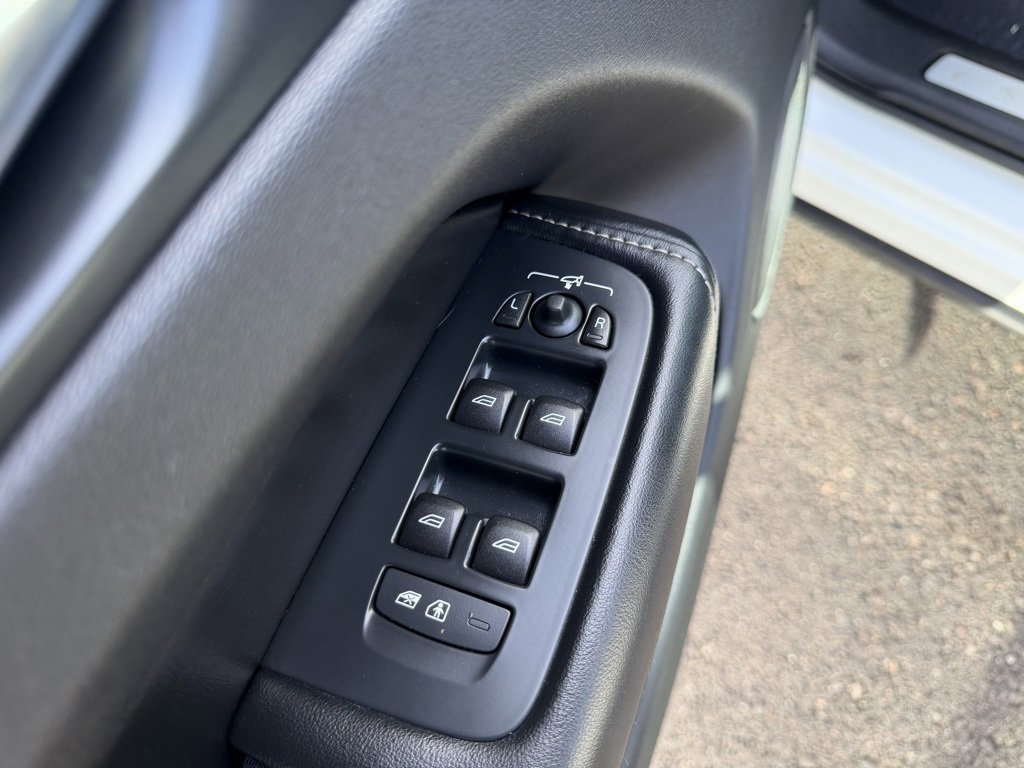 Used 2018 Volvo XC60 T6 R-Design w/ Convenience Package image 12