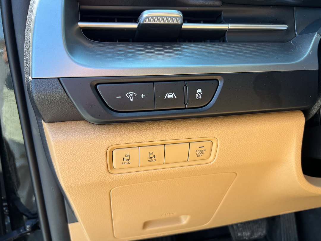 Used 2024 Kia Carnival LX image 20