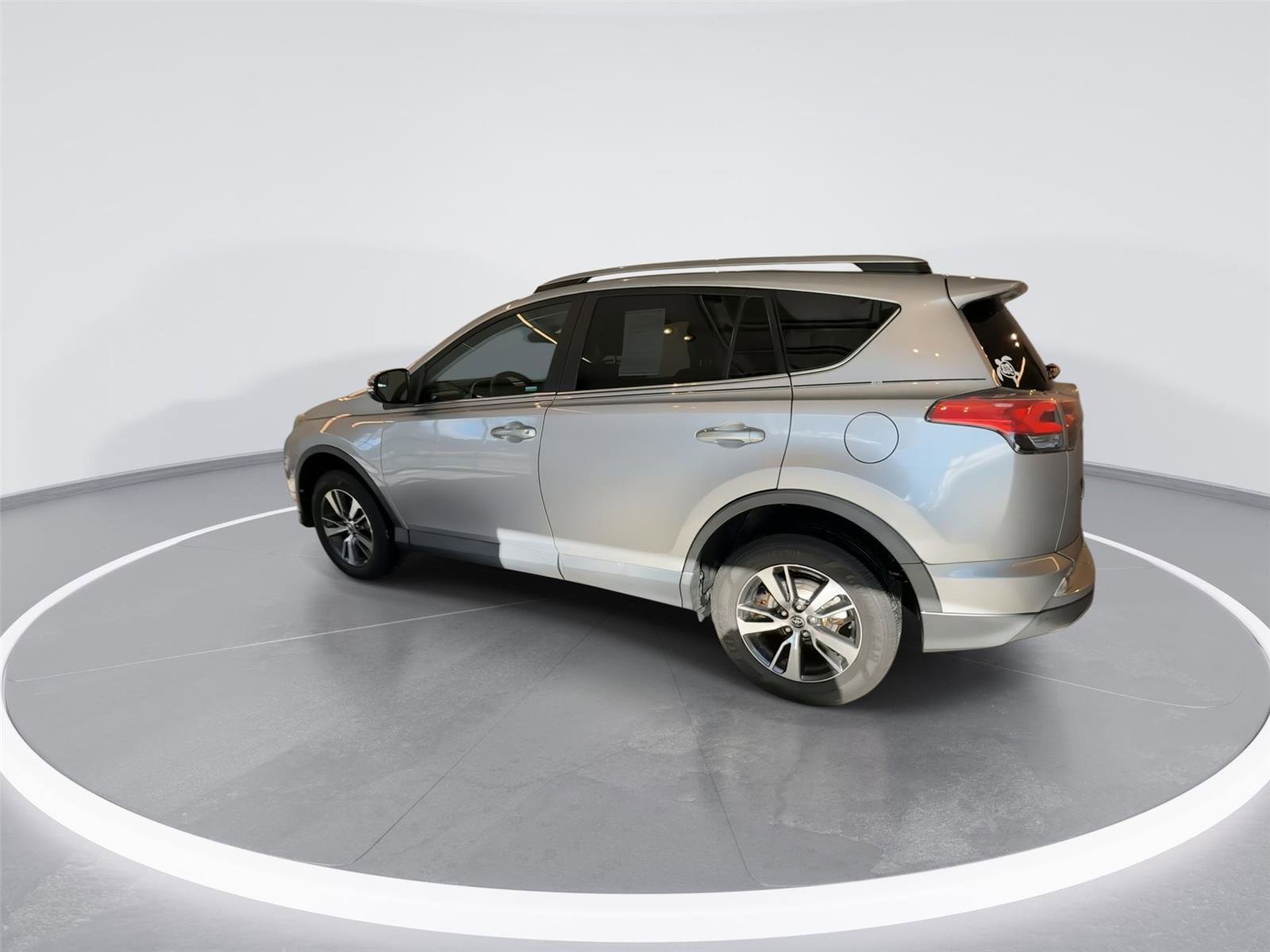 Used 2017 Toyota RAV4 XLE w/ All Weather Liner Package AWD/4WD image 4