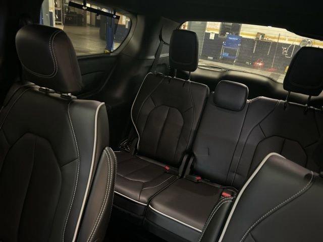 Used 2025 Chrysler Pacifica Limited image 32