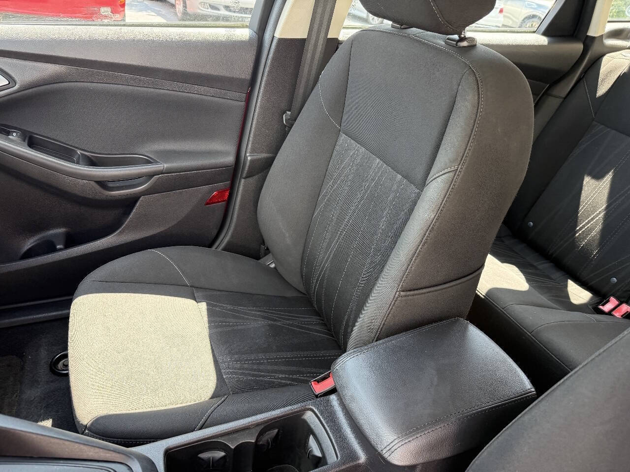Used 2015 Ford Focus SE w/ SE Sport Package FWD image 10