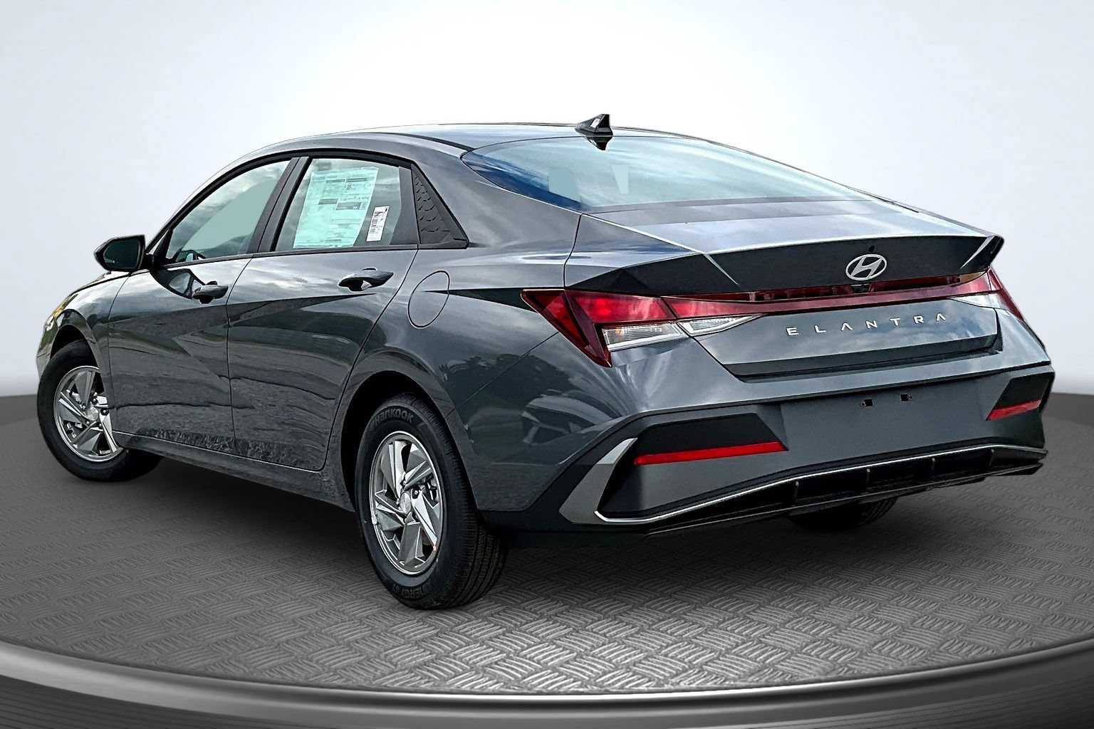 New 2026 Hyundai Elantra SE FWD image 3