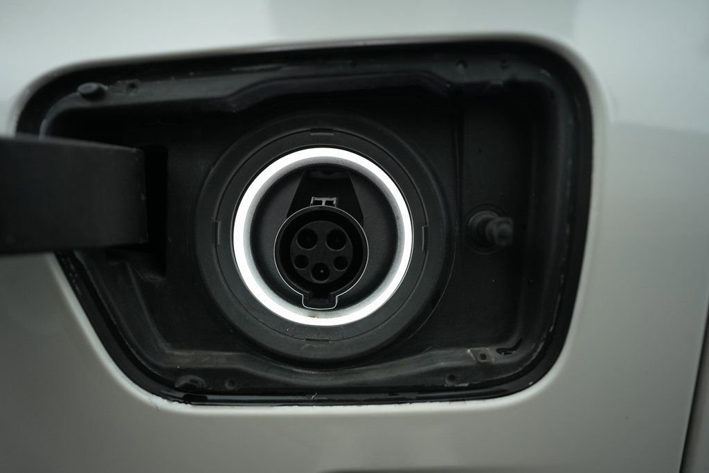 Used 2022 BMW 745e xDrive w/ M Sport Package image 21