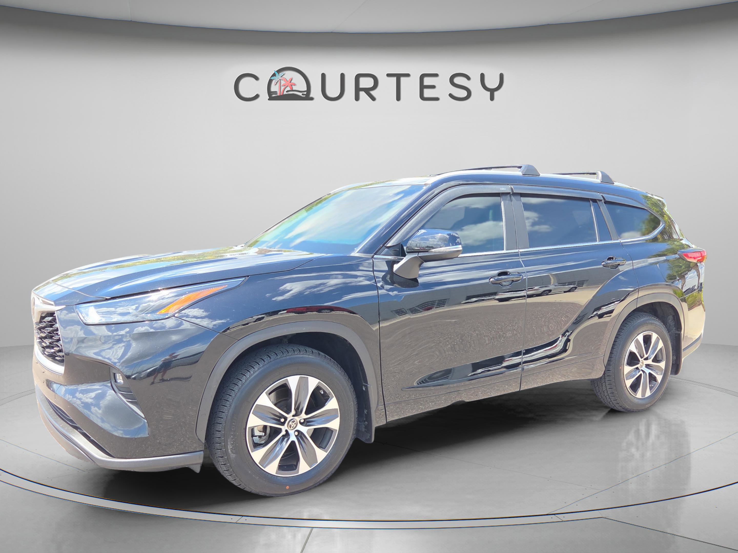 Used 2023 Toyota Highlander XLE image 1
