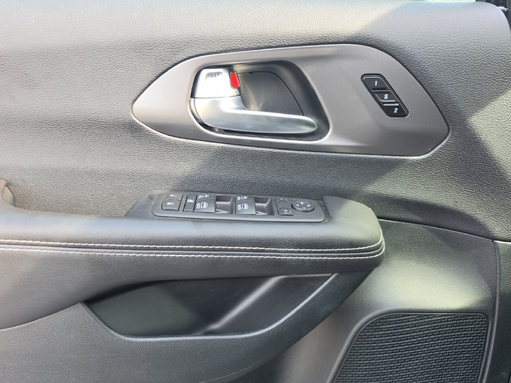 Used 2026 Chrysler Pacifica Select FWD image 15