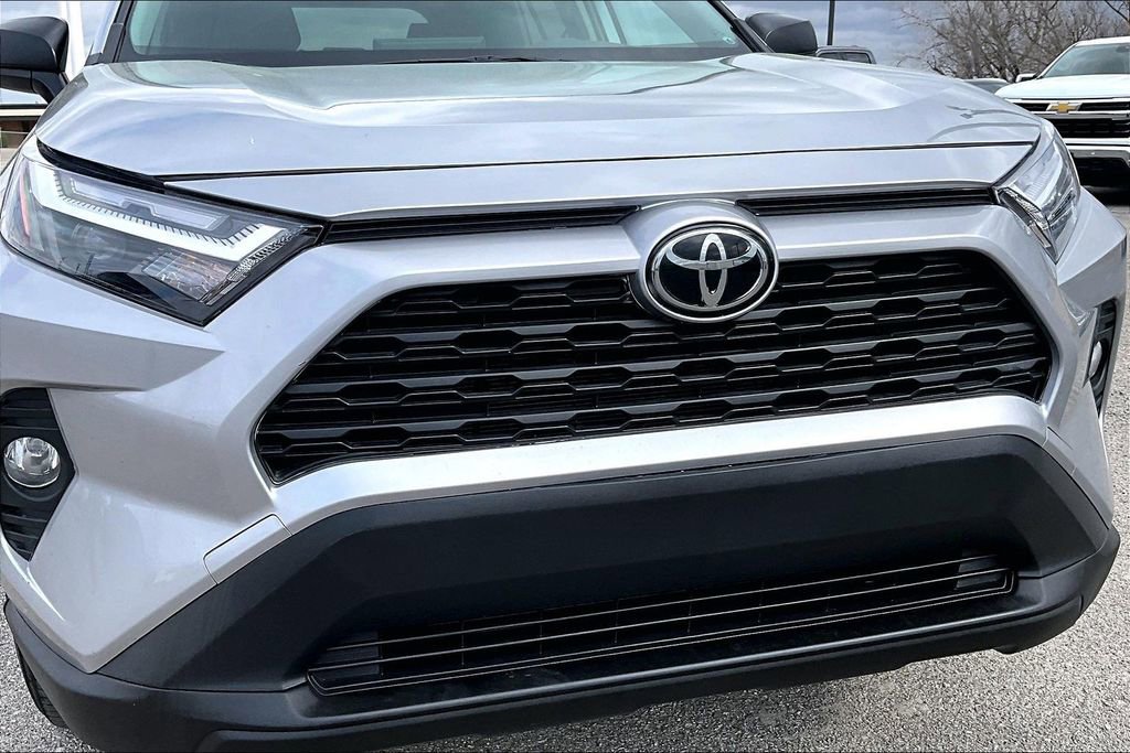 Used 2025 Toyota RAV4 LE AWD/4WD image 39