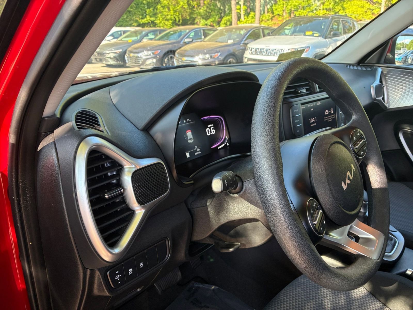 Used 2025 Kia Soul LX w/ LX Technology Package FWD image 34