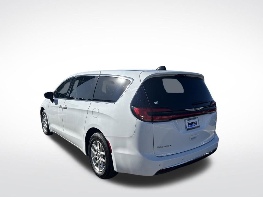 Used 2024 Chrysler Pacifica Touring-L image 3