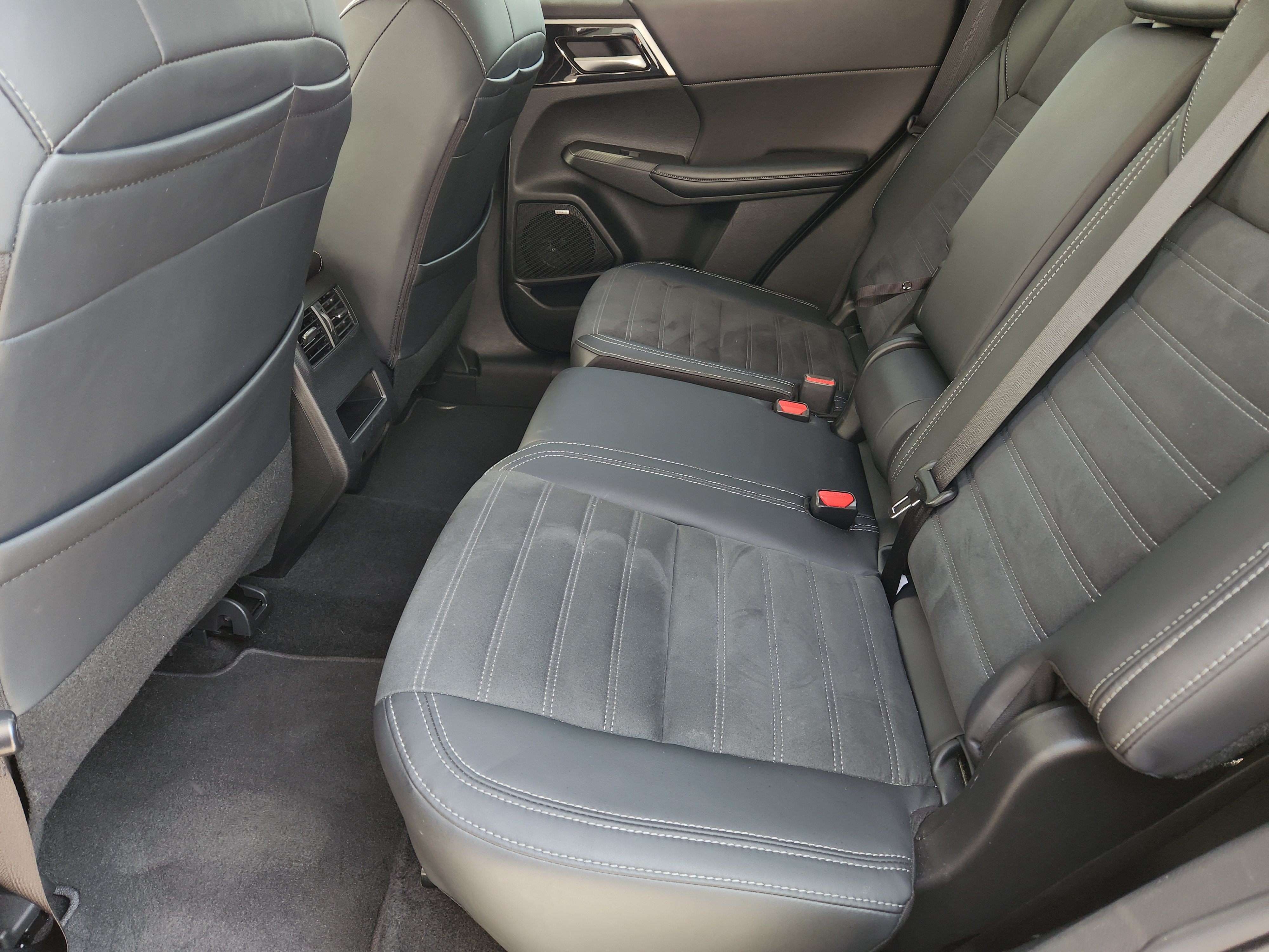 Used 2025 Mitsubishi Outlander SE AWD/4WD image 32
