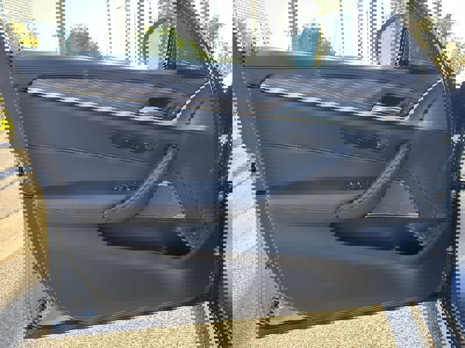 Used 2022 BMW M550i xDrive w/ Dynamic Handling Package image 21