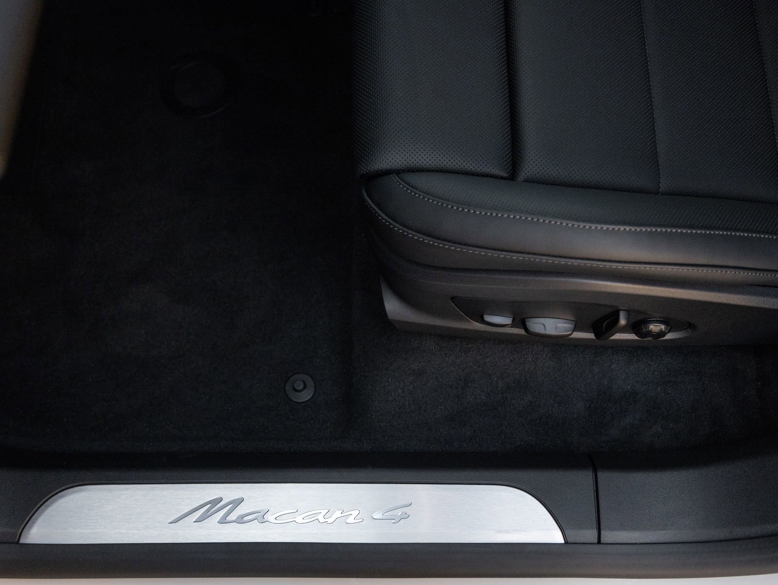 Certified 2026 Porsche Macan 4 Electric AWD/4WD image 22