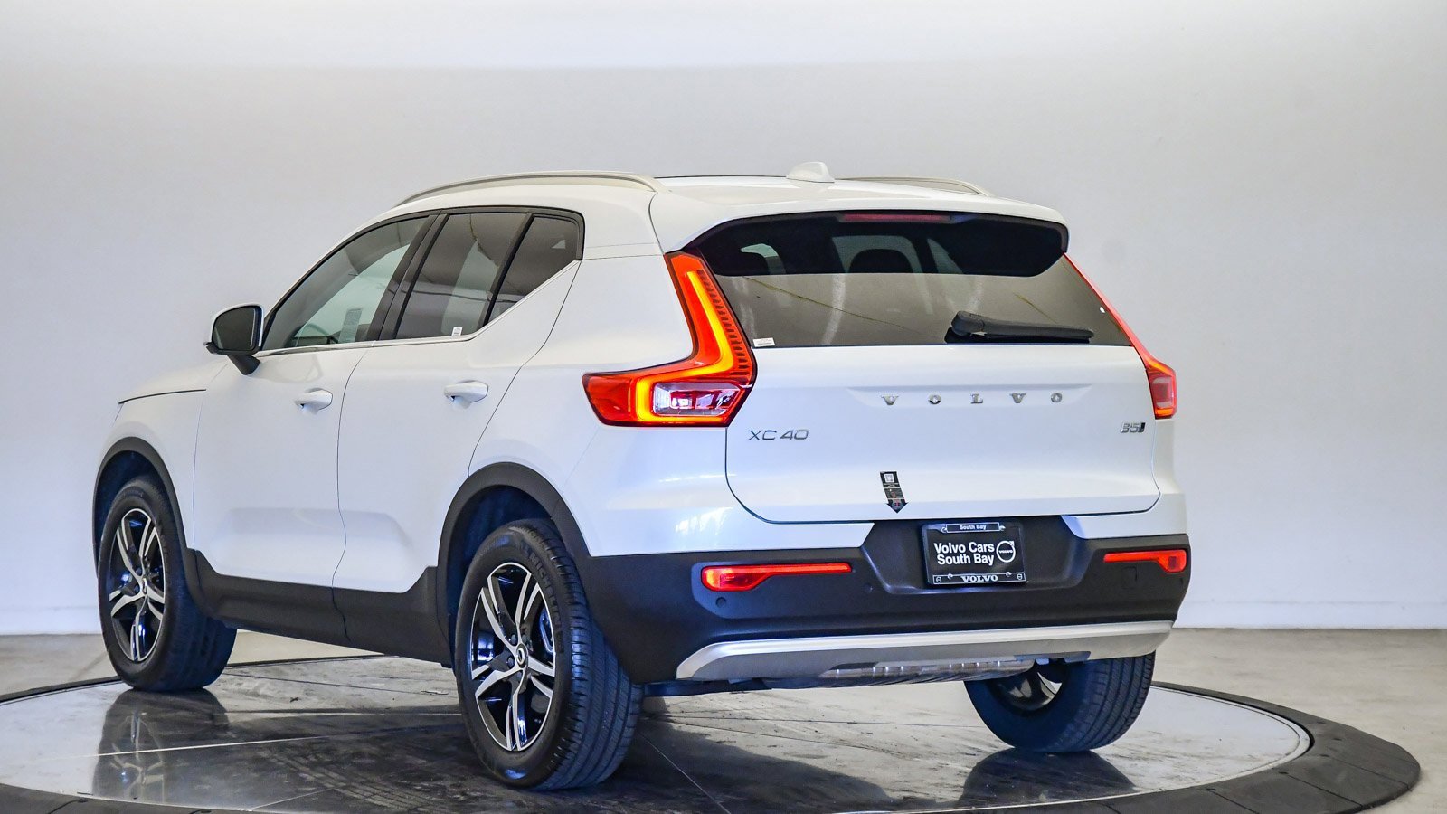 Certified 2025 Volvo XC40 B5 Core w/ Protection Package Premier image 2