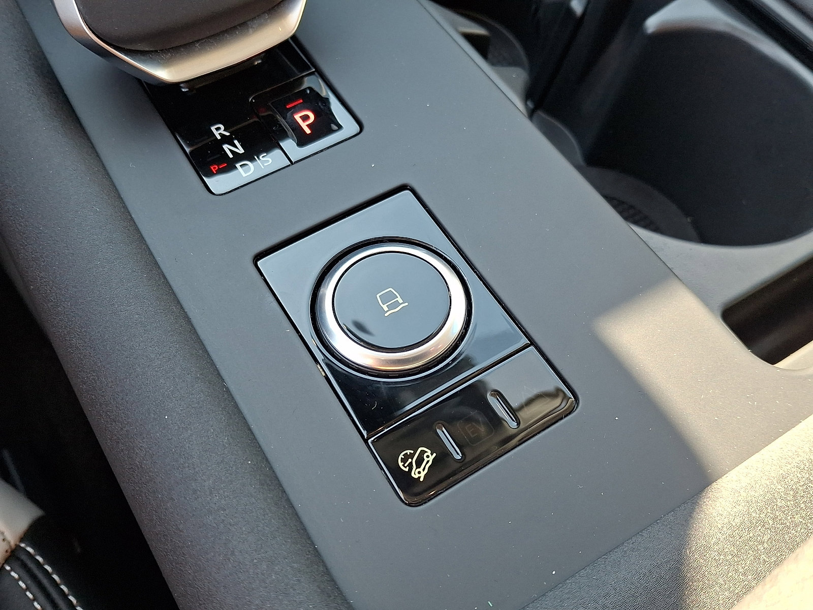 Used 2025 Land Rover Discovery Dynamic SE image 24