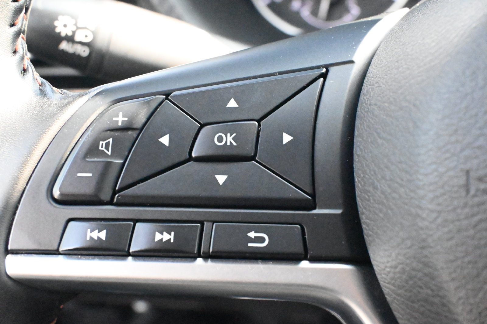 Used 2025 Nissan Sentra SR FWD image 12