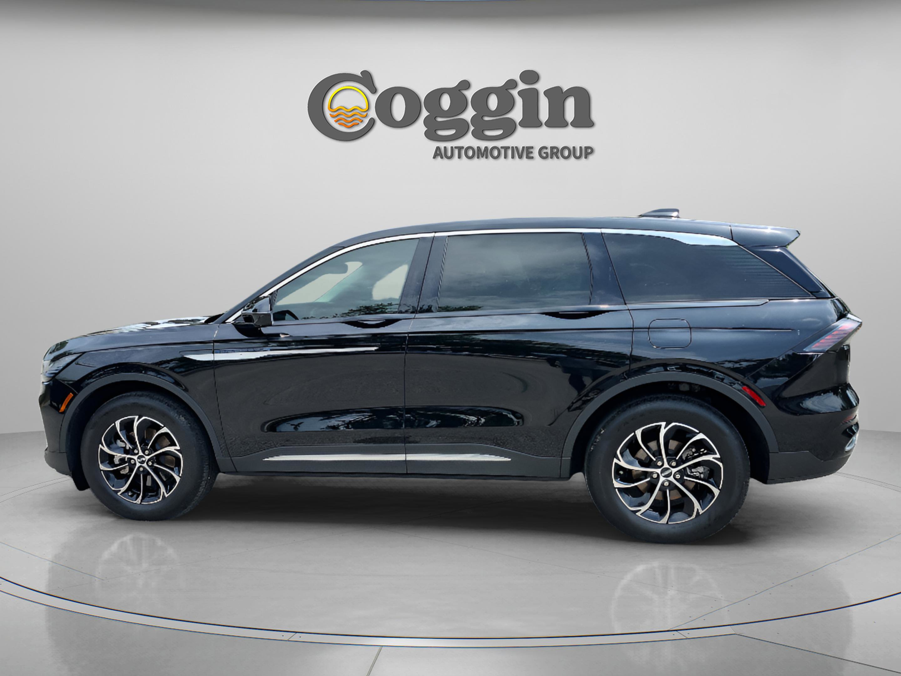 Used 2025 Lincoln Nautilus Premier AWD/4WD image 2