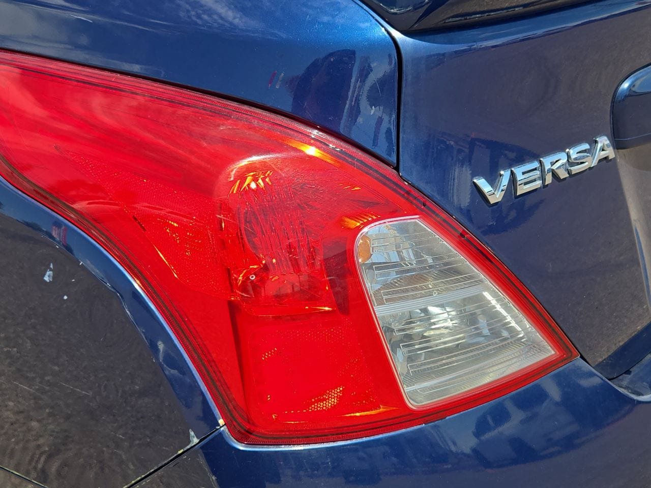 Used 2013 Nissan Versa SV FWD image 32
