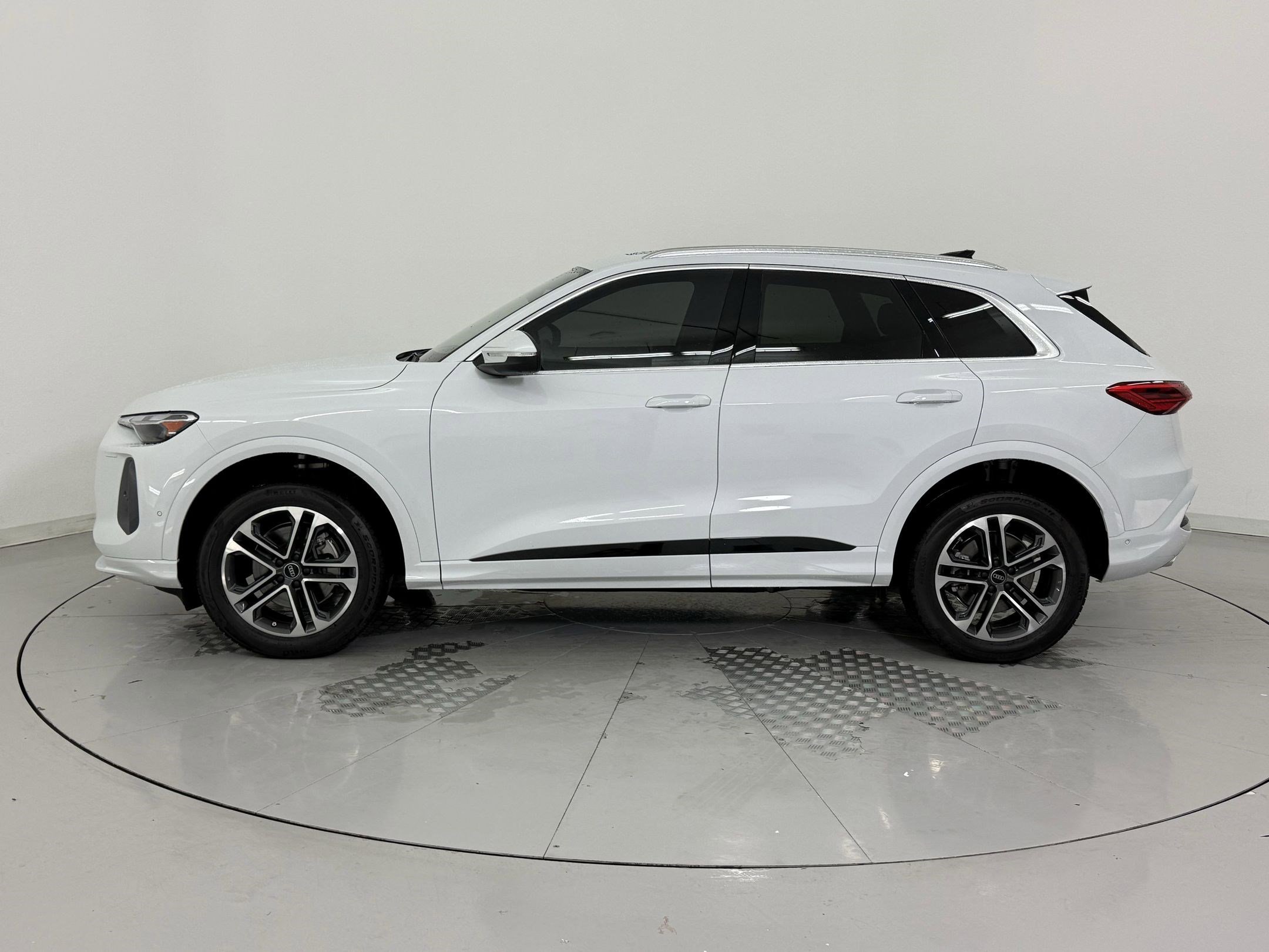 Certified 2025 Audi Q5 Premium w/ Convenience Package AWD/4WD image 2