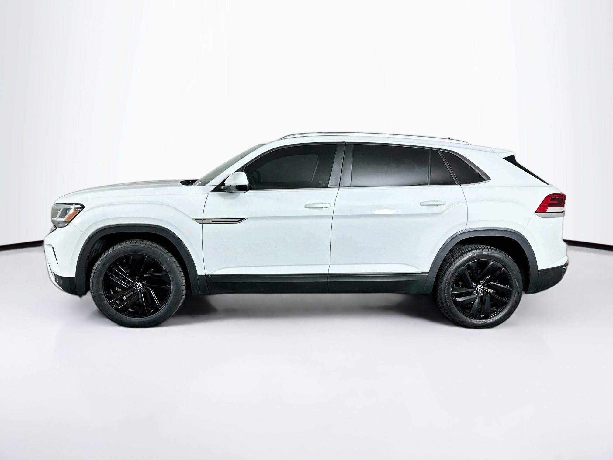 Used 2023 Volkswagen Atlas Cross Sport SE w/ Panoramic Sunroof Package FWD image 4