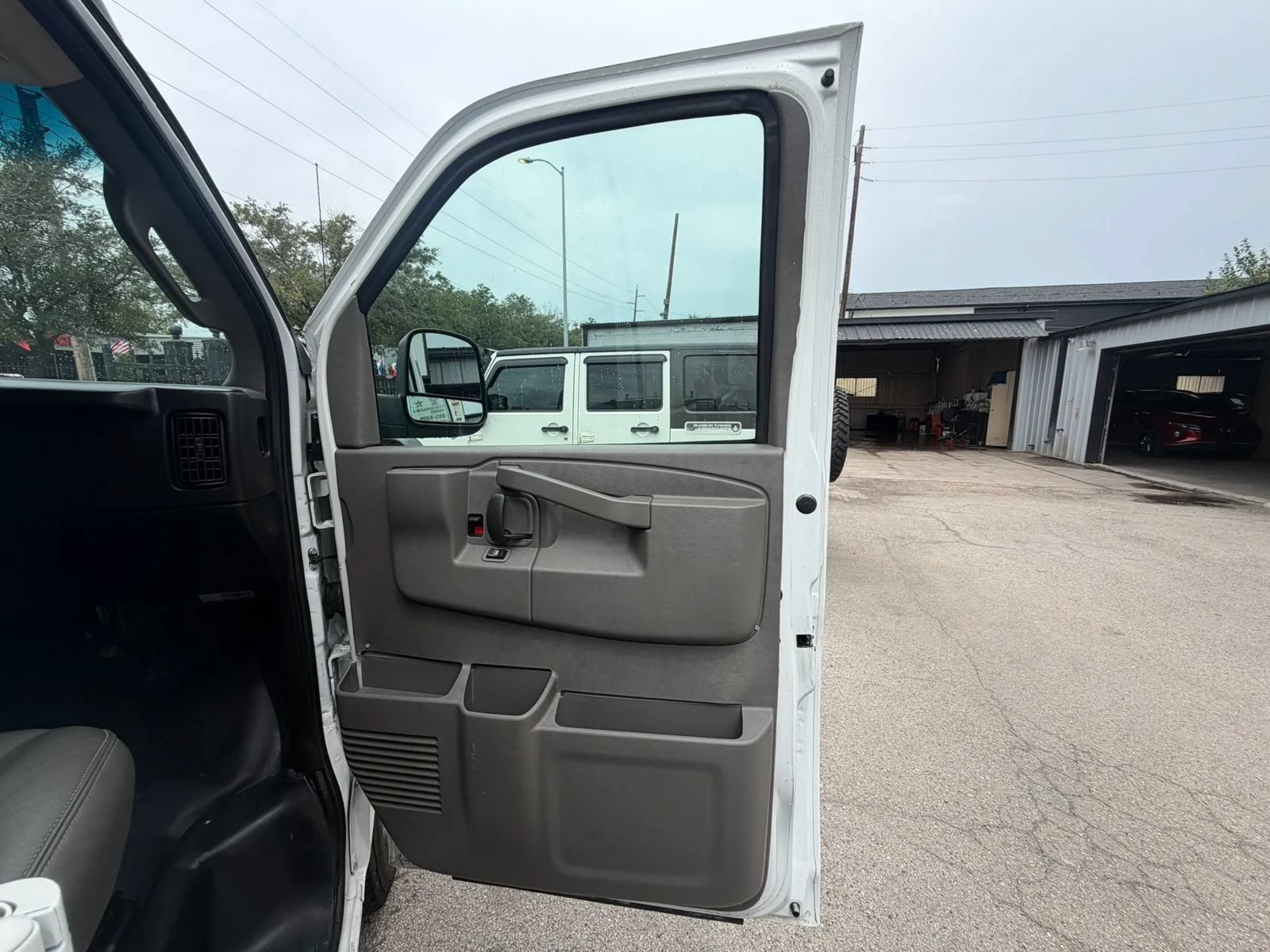 Used 2022 Chevrolet Express 3500 Extended w/ Driver Convenience Package RWD image 9
