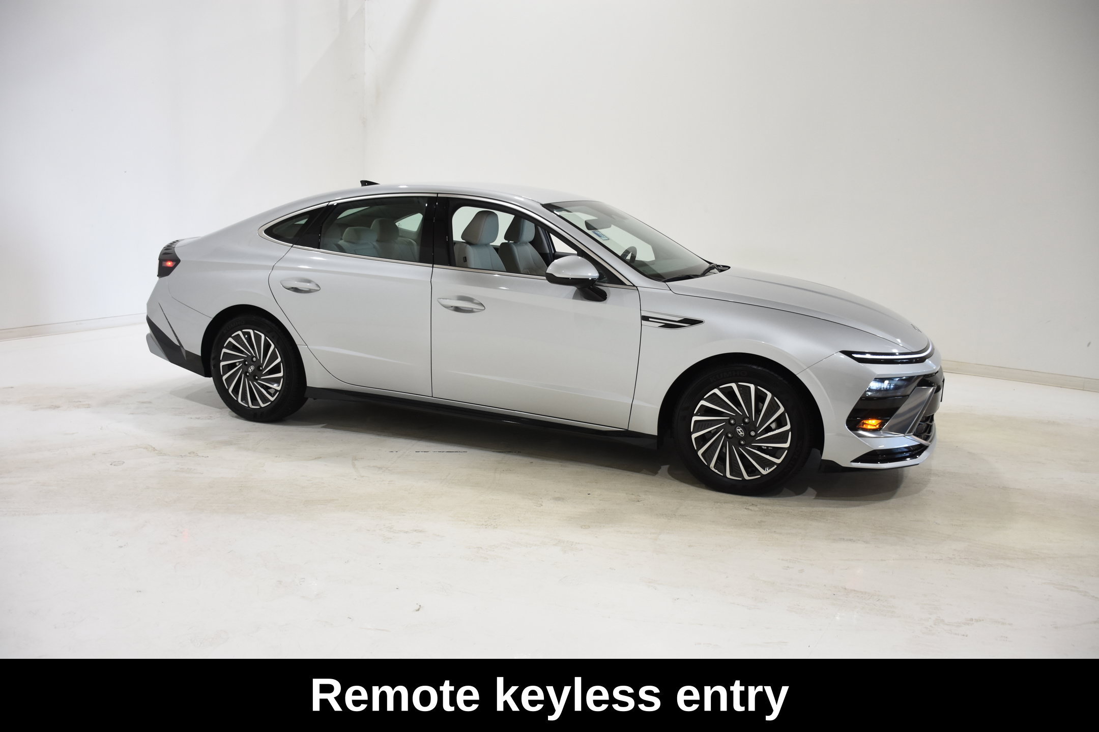 Used 2025 Hyundai Sonata SEL FWD image 3