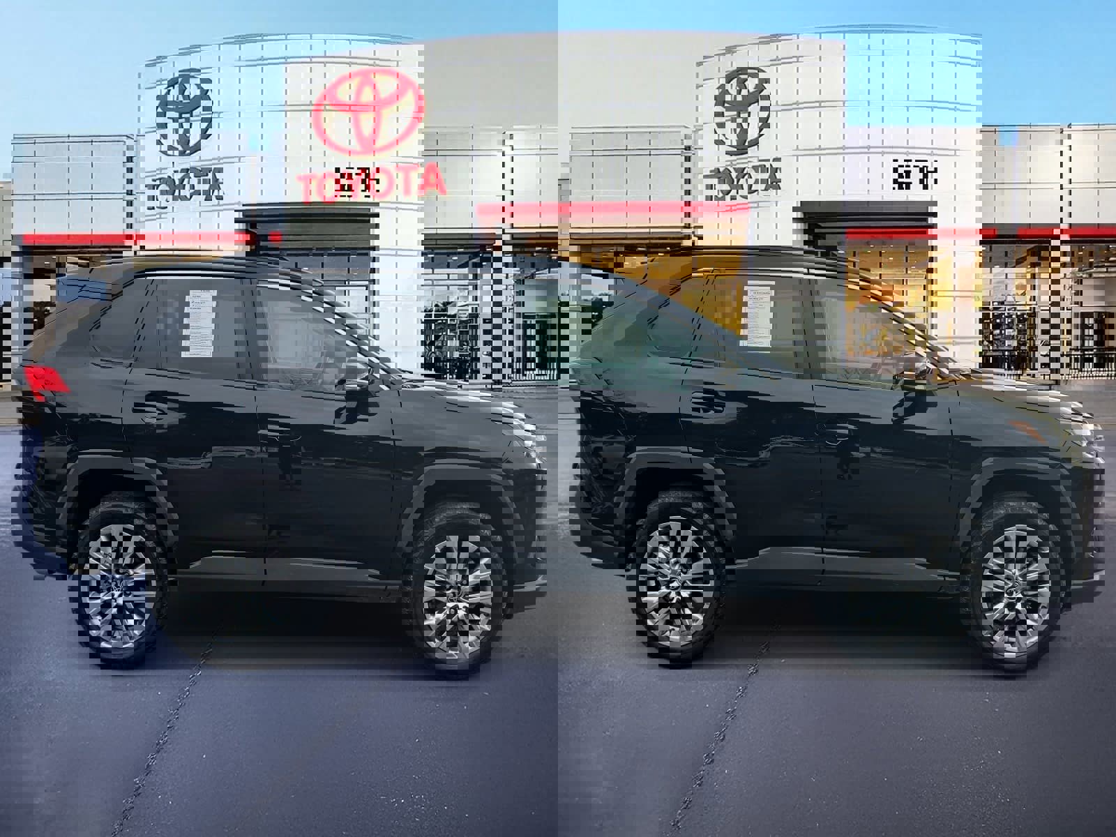 Used 2023 Toyota RAV4 XLE Premium image 4
