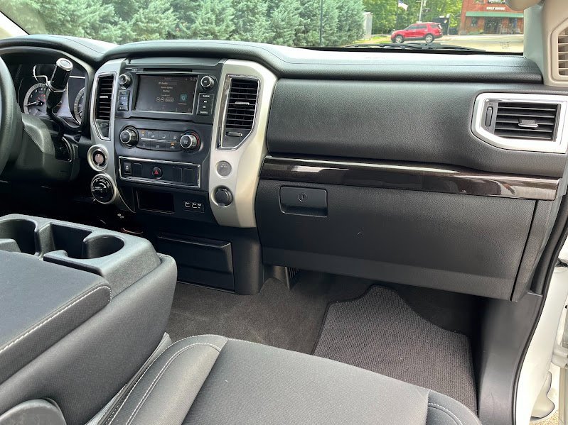 Used 2019 Nissan Titan SV image 37