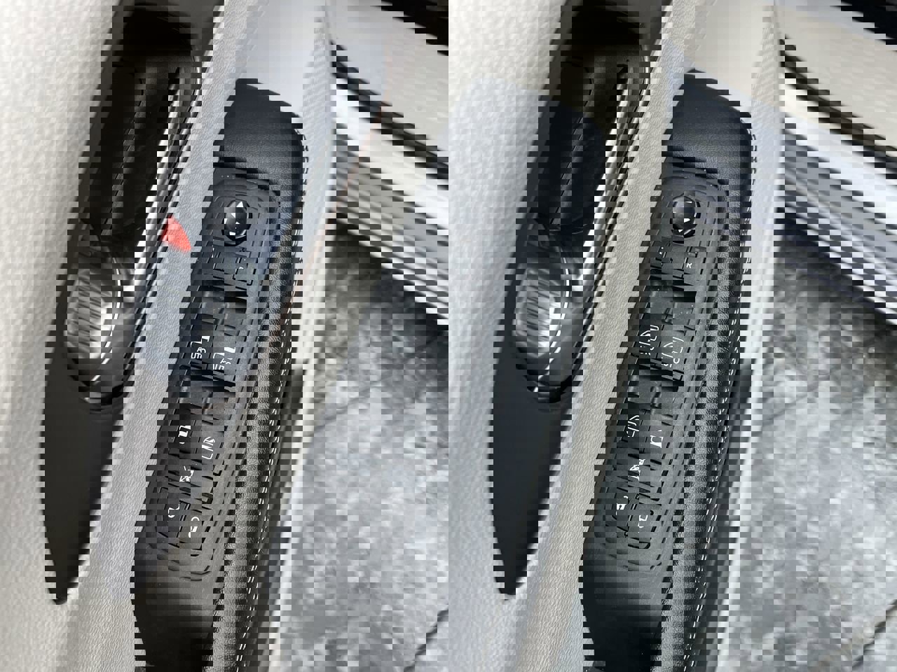 Used 2021 Chrysler Voyager L image 7