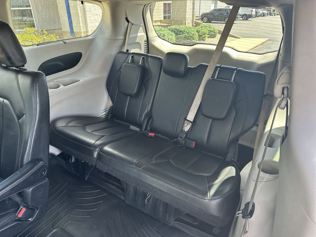Used 2017 Chrysler Pacifica Touring-L FWD image 24