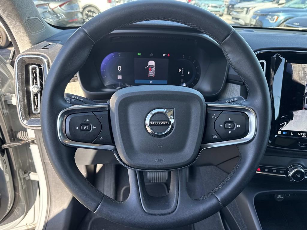 Used 2024 Volvo XC40 B5 Plus image 32
