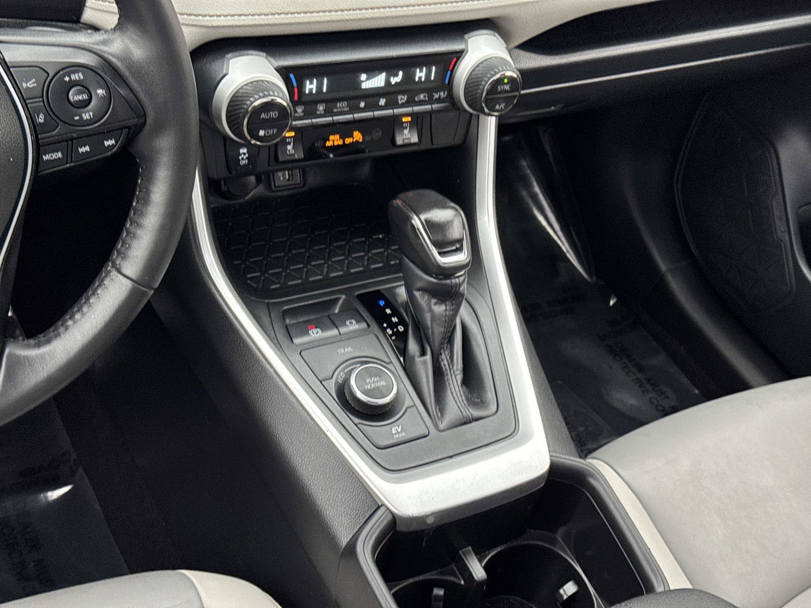 Used 2023 Toyota RAV4 XLE Premium image 4