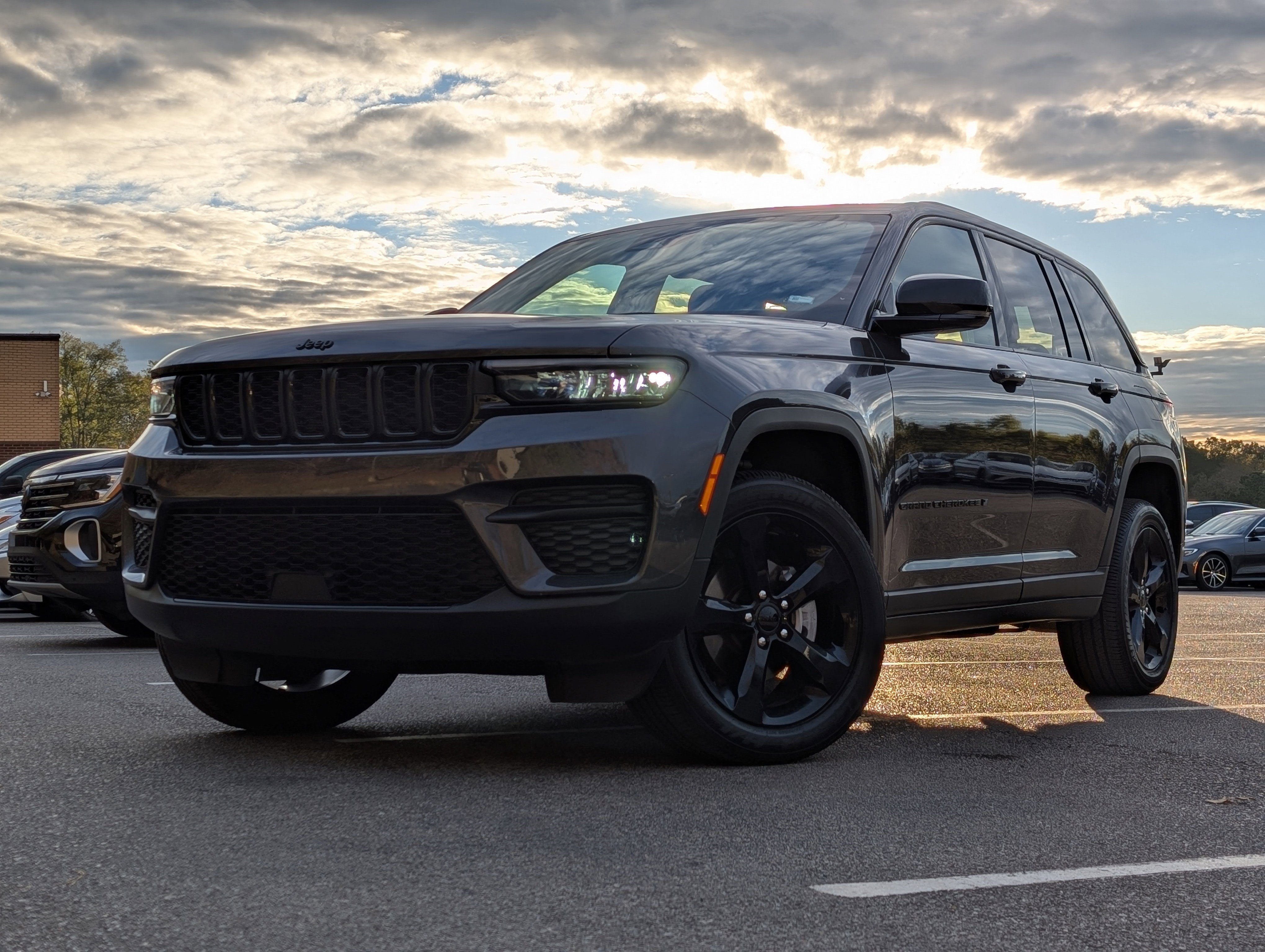 Used 2024 Jeep Grand Cherokee Altitude image 4